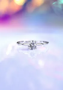 Makroansicht der Vier-Krallen-Moissanit-Ring mit gedrehtem Wellenband aus Silber