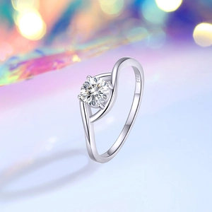 Classic S925 sterling silver four-prong moissanite ring with twisted band and clear fire