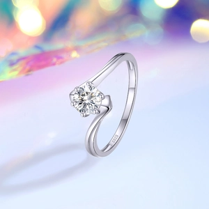 Anello bypass in argento S925 con una moissanite solitaria con taglio a brillante
