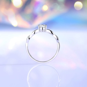 Klassischer S925 Silberring mit Vier-Krallen-Moissanit und gedrehtem Ringband Design