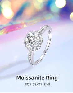 Makroaufnahme von S925 Silberring mit rundem Moissanit in einem floralen Diamantkranz