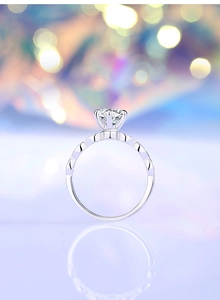 Vue détaillée d'une bague moissanite 1 carat avec serti six griffes et anneau ondulé