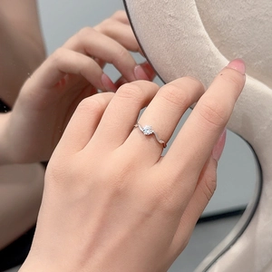 Elegant S925 silver wave ring with a 0.3CT sparkling moissanite on a model's hand