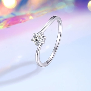 Klassischer S925 Sterlingsilber Ring mit 6 Krallen und funkelndem Moissanit im Brillantschliff