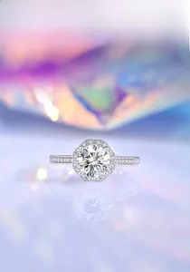 Nahaufnahme eines S925 Silber-Moissanit-Rings mit runder Halo-Fassung und Pavé-Schiene