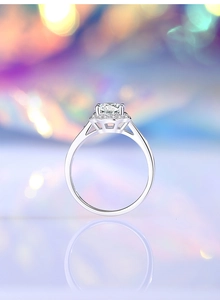 Detailansicht eines 1ct Moissanit Rings mit Vier-Krallen-Blütenfassung auf Spiegelfläche