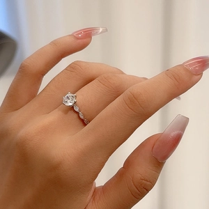 Bague moissanite en argent 925 avec six griffes et anneau torsadé pavé de diamants