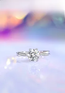 Vue détaillée de bague moissanite 1CT avec serti à six griffes et anneau torsadé