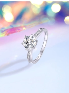 Détail d'une bague en argent 925 à 6 griffes avec gravure S925 et pierres sur fond violet