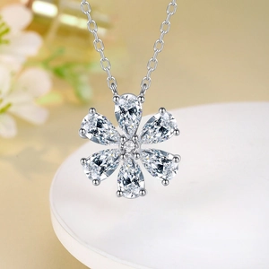 Collar de plata de ley S925 con colgante de flor y piedras de circonita talla pera