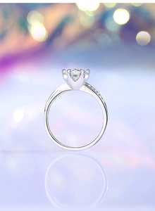 Détail d'une bague moissanite 1ct avec serti six griffes et accents de diamants latéraux