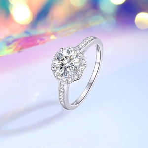 Eleganter S925 Sterlingsilber Ring mit 1ct Moissanit und Halosteinen auf funkelndem Grund