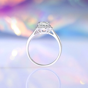 Klassischer S925 Sterlingsilber Moissanit Verlobungsring mit Halo und Spiegelreflexion