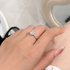 S925 Sterling Silber Ring mit 1ct Moissanit und Pavé-Fassung an der Hand des Models