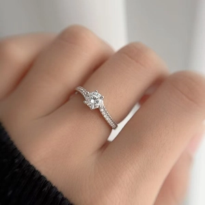 Classic S925 silver ring with 0.5ct moissanite center stone on a female hand