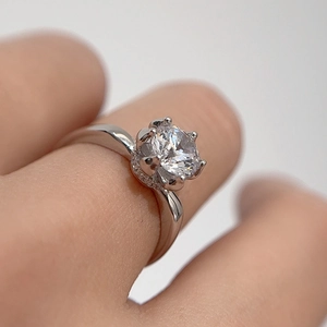 Elegant flower 1ct moissanite S925 silver ring with classic six-prong setting for women