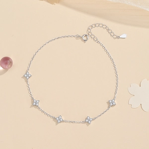 Elegantes S925 Silber Kleeblatt Fußkettchen mit funkelnden Zirkonsteinen für Damen