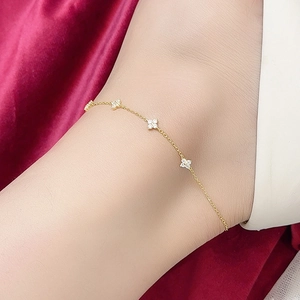 Elegantes goldenes S925 Sterlingsilber Fußkettchen mit vierblättrigem Kleeblatt und Zirkon