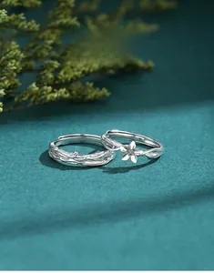 Dettaglio macro di anelli per coppia in argento S925 con texture a fiori e rami