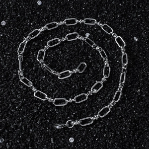 Collana da uomo hip hop con maglia a catena ovale in acciaio inox su fondo nero