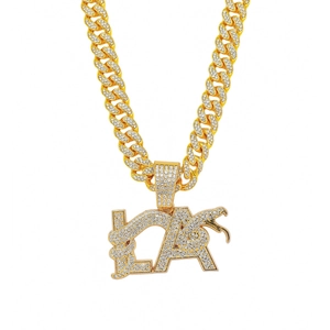 Collier gourmette or hip hop avec pendentif lettre LA glacé et pierres de cristal