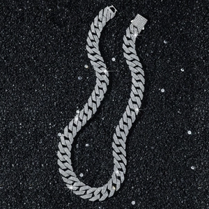 Silberne Cuban Link Kette mit Diamantbesatz im schweren Hip Hop Stil und 15mm Breite