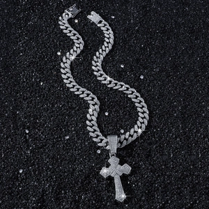 Collier chaîne cubaine style hip hop argenté avec grand pendentif croix glacée