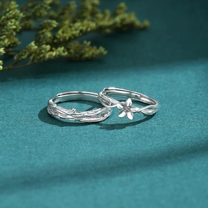 Anelli di coppia in argento sterling S925 con motivi floreali e di vite su sfondo scuro