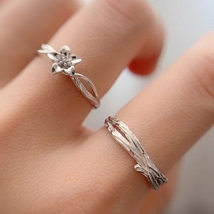 Anelli di coppia in argento S925 con motivi floreali e texture effetto corteccia