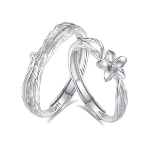 Anelli di coppia in argento S925 con trama corteccia e dettaglio floreale elegante