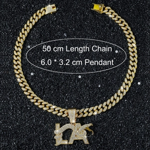 Détail de la chaîne cubaine de 50 cm avec pendentif serpent LA de 6,0 x 3,2 cm