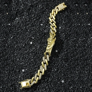 Détail de la médaille Saint Jude sur un bracelet chaîne cubaine dorée serti de cristaux