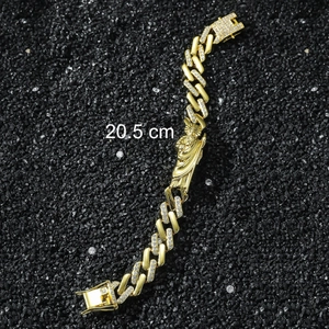 Détail macro du bracelet Saint Jude en or avec zircons et longueur de chaîne 20,5 cm
