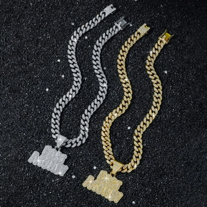 Hip-Hop-Halskette mit Fast Money-Anhänger in Gold und Silber und vereister Kubakette