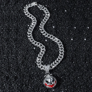Silberne Iced-Out Gliederkette mit Halloween Kürbis-Totenkopf-Anhänger und roten Details