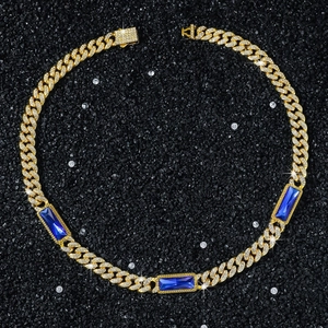 Detailansicht der 10mm goldenen Panzerkette mit weißen Kristallen und blauen Edelsteinen