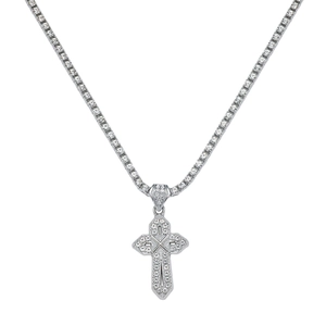 Vue détaillée du pendentif croix hip-hop argenté avec chaîne tennis sertie de zircons