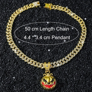 Makroansicht des goldenen Kürbis-Anhängers mit glänzender kubanischer Kette und Maßen