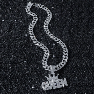 Hip-Hop-Halskette in Silber mit QUEEN-Kronenanhänger und Zirkonia auf schwarzem Sand