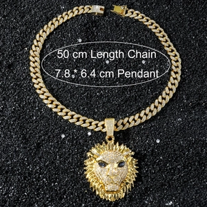 Détails du pendentif tête de lion avec strass brillants et longueur de chaîne 50cm