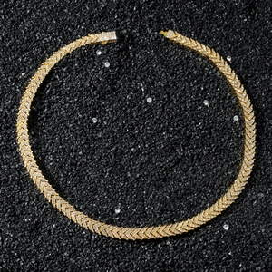Detailopname van vergulde vissenstaart ketting met witte zirkoon in hiphop-stijl