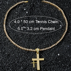 Vista macro dettagliata della catena tennis dorata da 4mm e ciondolo a doppia croce