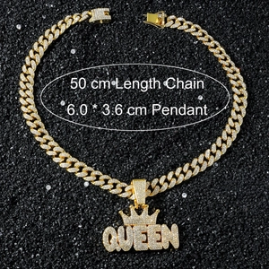 Nahaufnahme des goldenen Hip-Hop-QUEEN-Anhängers und der Krone mit den Maßen 6,0 x 3,6 cm
