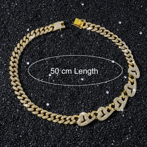 Dettaglio della collana hip-hop Cuban Link da 50 cm con tre grandi pendenti a cuore