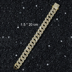 Détail montrant la largeur de 15mm et longueur de 20cm du bracelet gourmette hip hop doré
