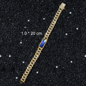 Détail du bracelet gourmette en or de 10mm avec pierre centrale bleue et zircons