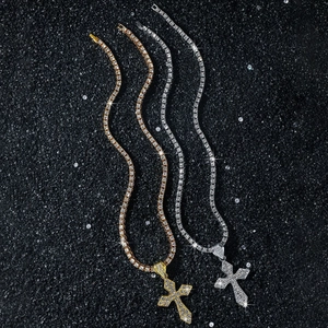 Trois colliers tennis hip hop avec pendentifs croix étincelants en or et argent