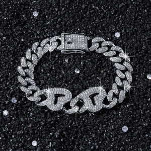 Bracciale hip-hop in argento con maglie cubane e cuori diamantati su sfondo nero