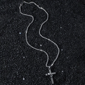 Collier homme pendentif croix argentée avec gravure du Notre Père en espagnol sur pierre