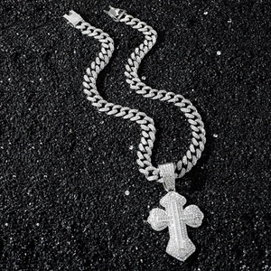 Collana a catena cubana con grande pendente a croce tempestato di zirconi brillanti